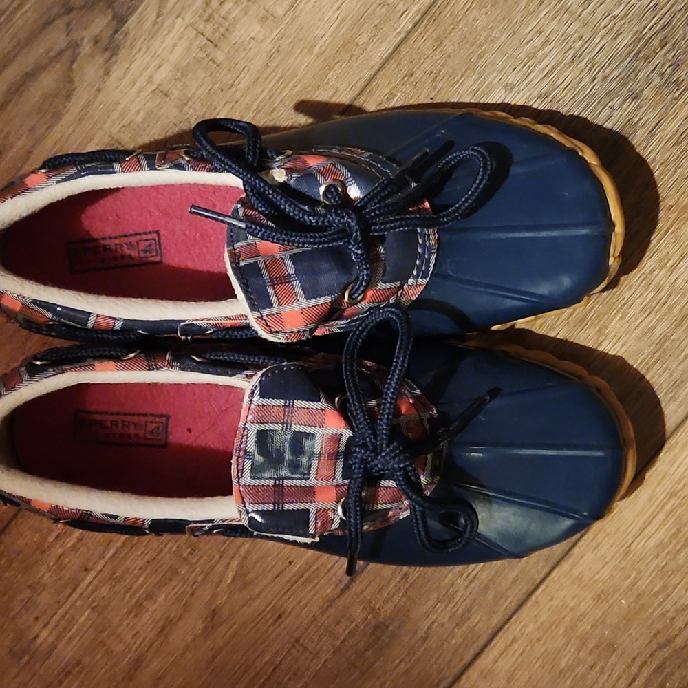 Super cute navy blue and pink plaid Sperry shoes.